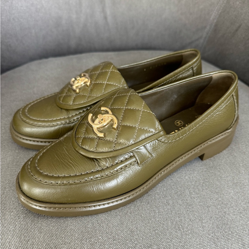 CHANEL CC Quilted loafers